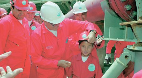 Что стало с мальчиком, которого Назарбаев помазал нефтью на открытии Кашагана