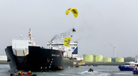 Активисты заблокировали танкер с российской нефтью в Европе