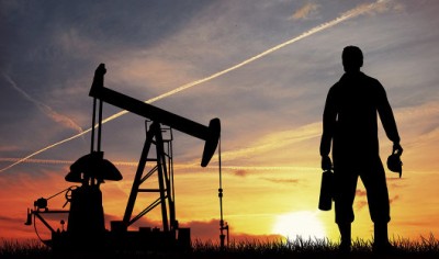 Избыток нефти толкает цены к мартовским минимумам