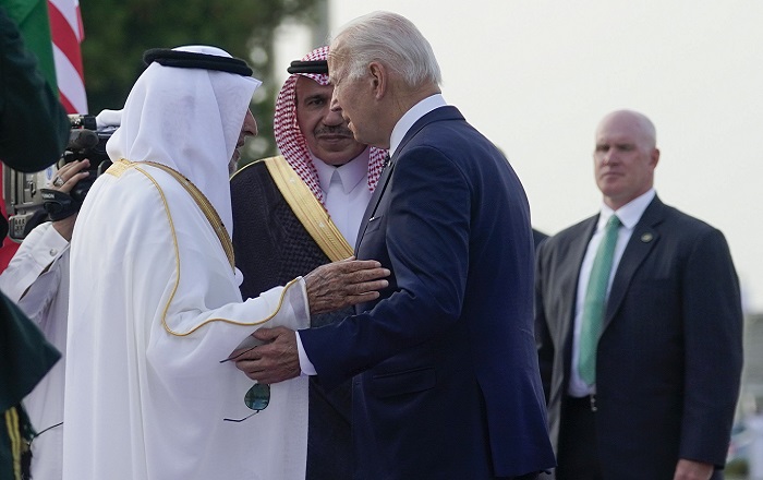 Байден уговаривает Саудовскую Аравию и ОПЕК увеличить добычу нефти