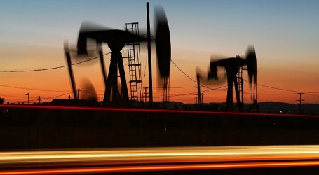 Цены на нефть опускаются после скачка накануне